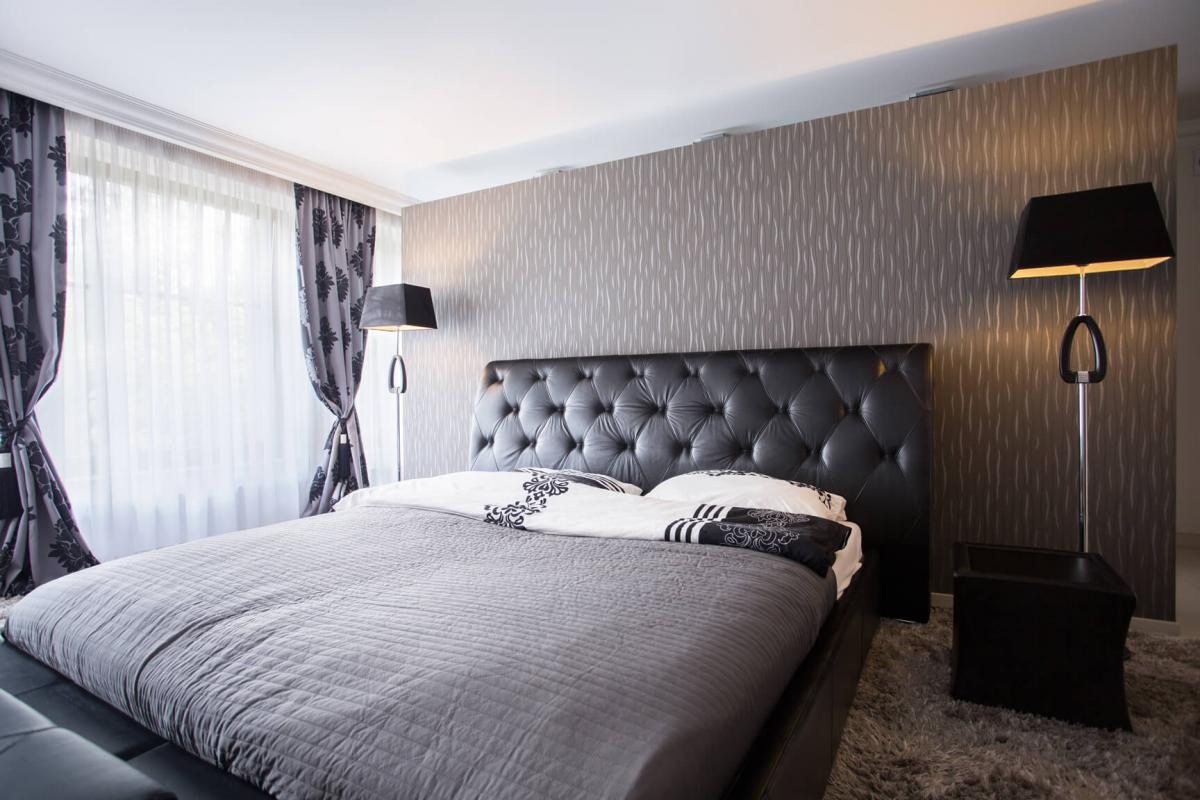 tmava vliesova tapeta v interieri