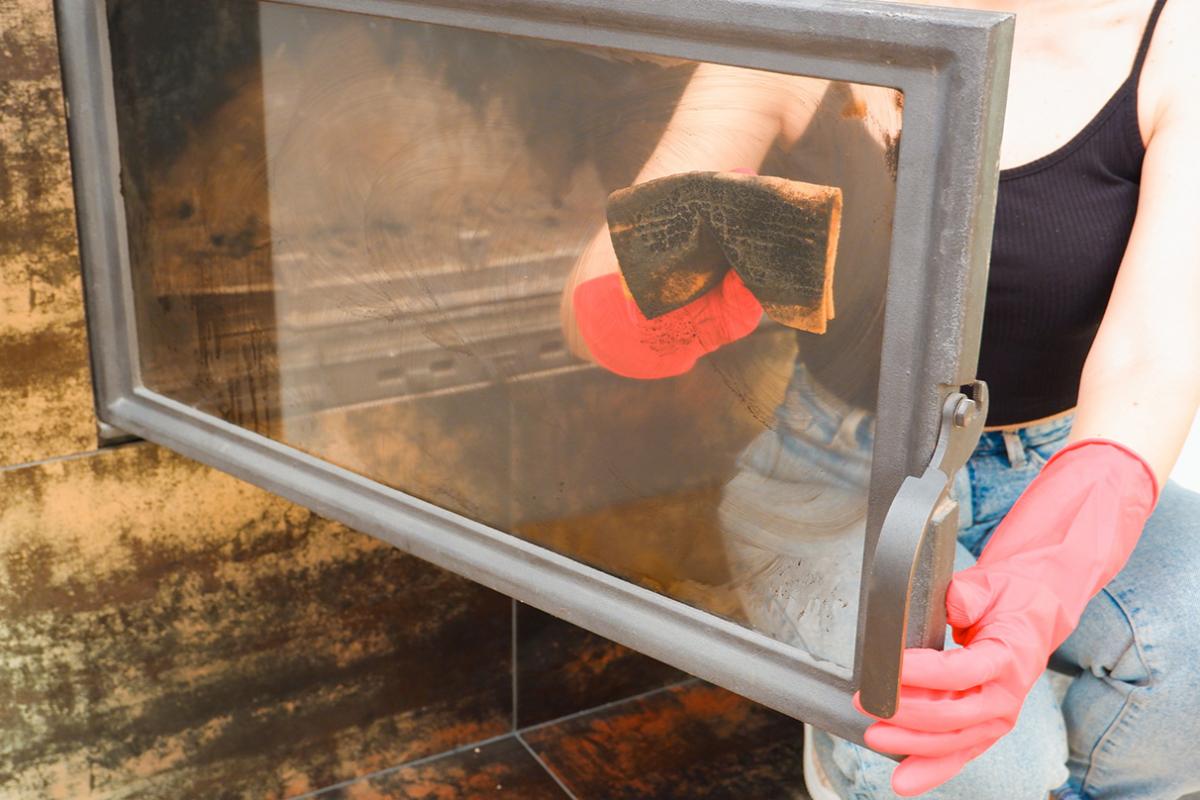 Odstraňovanie popola z krbu