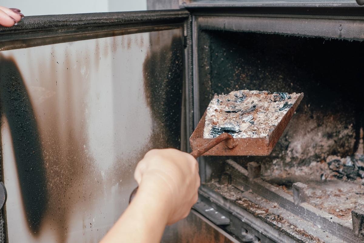 Čistenie skla krbu handričkou