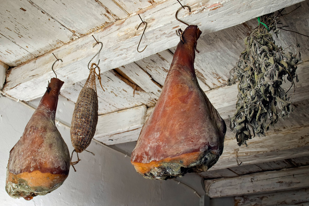 Zavesené údené mäso v domácej udiarni