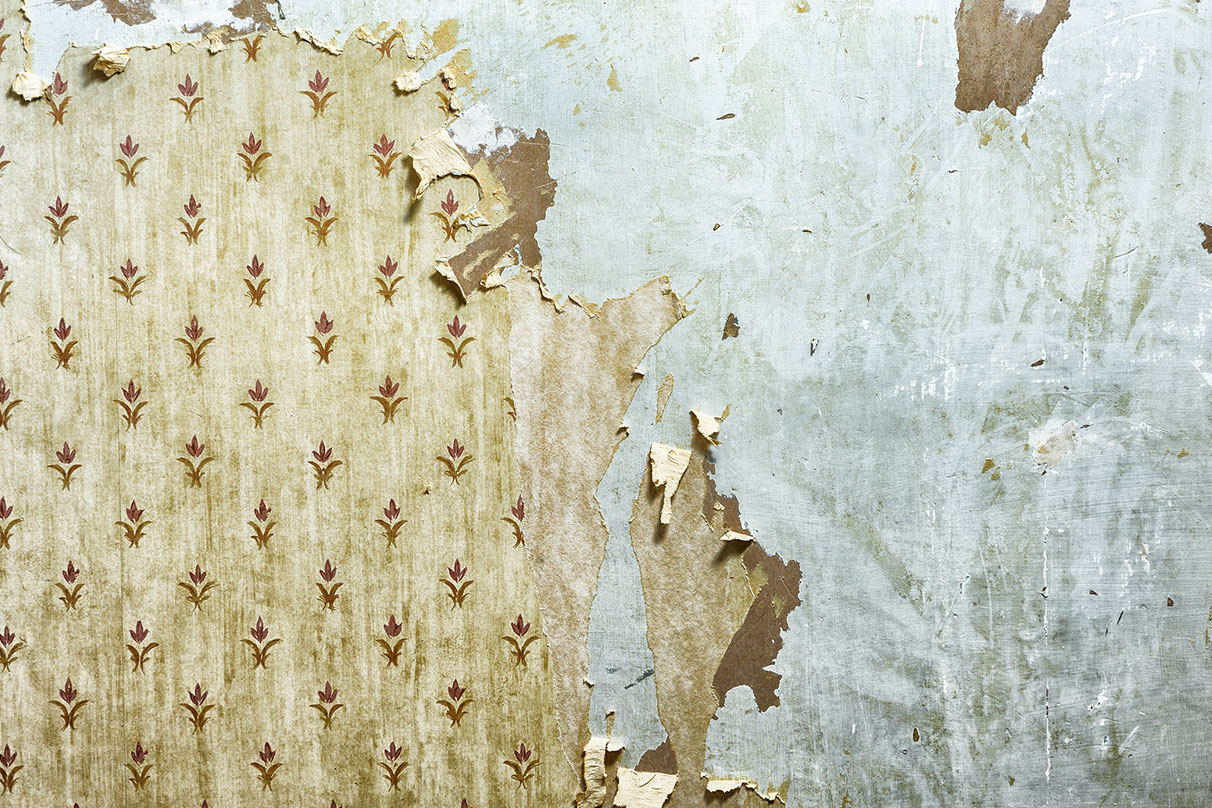Roztrhnutá tapeta na stene